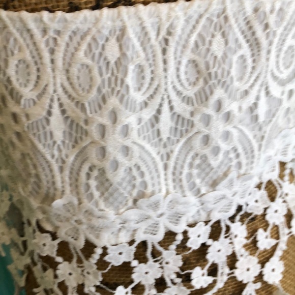 Beautiful lace top - Picture 3 of 5